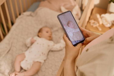 Взрослая мать фотографирует ребенка дома для родительского контента - SeventyFour