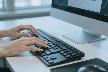Взрослая женщина, печатающая на клавиатуре для работы по разработке программного обеспечения - Pressmaster