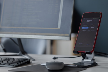 Смартфон, отображающий панель мониторинга сетевой безопасности в информационном офисе - SeventyFour