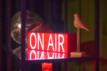 Вывеска On Air, светящаяся в студии для подкаста и прямой трансляции - Pressmaster