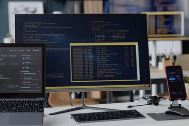 Офисная рабочая станция в области информационных технологий, отображающая данные о кибербезопасности - SeventyFour
