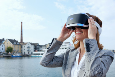 Улыбающаяся деловая женщина в Vr-гарнитуре для экскурсии по виртуальной недвижимости - Pressmaster