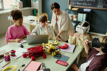 Учитель, обучающий детей использованию виртуальной реальности в классе Stem - DragonImagesAsia