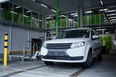 Компактный автомобиль, припаркованный на индивидуальном складе для логистических целей - SeventyFour