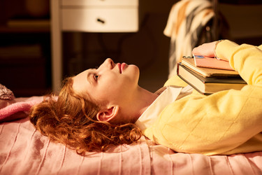 Девочка-подросток отдыхает с книгами во время перерыва на домашнюю учебу - Pressmaster