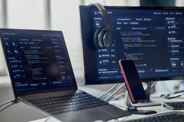 Рабочее пространство для разработки программного обеспечения, отображающее код для использования в ИТ-офисе - SeventyFour