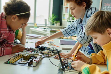 Разнообразные дети строят электронику в классе Stem на семинаре-практикуме - SeventyFour