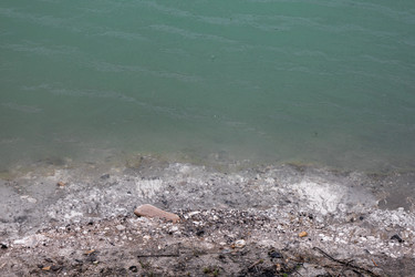 Мелководье озера с камнями и прозрачной водой - Derbis