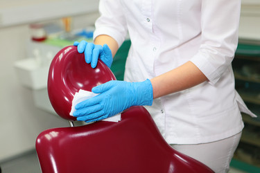 Процедура чистки в современной стоматологической клинике после приема пациента. Концепция чистоты и здоровья. Безопасность пациента в современных медицинских условиях. Дезинфекция и чистка в стоматологическом кабинете - RusAKphoto