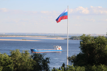 Флаг России на фоне реки Волга в Волгограде. Июнь 2026г - Zauberfloten