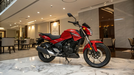Роскошный салон, демонстрирующий мотоцикл Hero Xtreme. Генеративный искусственный интеллект - RomanZ