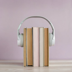 Наушники лежат на разноцветных книгах на фиолетовом фоне. Генеративный ИИ - RomanZ