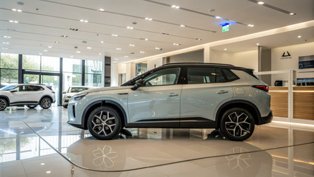 Новая модель автомобиля представлена в современном выставочном зале. Генеративный искусственный интеллект - RomanZ