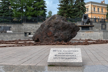 Штуф магнитного железняка. Выставка горнозаводского оборудования под открытым небом - промышленное оборудование 18-19 веков. Город Нижний Тагил. Свердловская область - kostya6969