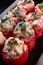 Традиционная японская кухня. Острые роллы с различными мидиями, креветками и лососем. Белый имбирь и васаби. Роллы украшены микрозеленью. Крупный план - RusAKphoto