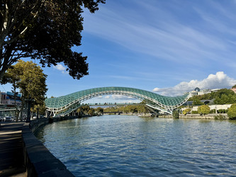 Стеклянный мост Мира над рекой Кура, Тбилиси, Грузия - OlgaK