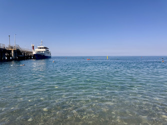 Катер, пришвартованный у пирса в кристально-чистой воде Черного моря, Сочи - OlgaK
