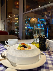 Красивая подача блюда севиче с икрой на ледяной тарелке и бокалом шампанского в ресторане - OlgaK
