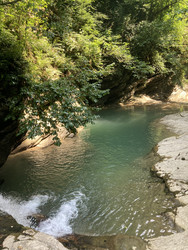 Каньон с голубой водой и водопадом в лесу Сочи - OlgaK