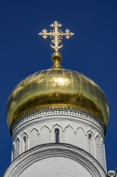 Золотой купол православного Борисоглебского собора с крестом на фоне ясного синего неба в Борисоглебском монастыре в Дмитрове - Sadoff