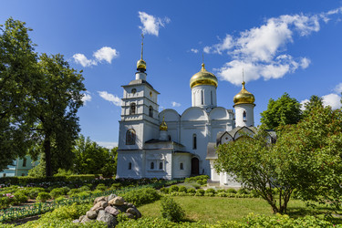 Православный монастырский Борисоглебский храм с золотыми куполами в Дмитрове - Sadoff