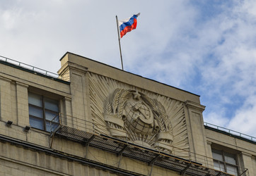 Флаг России над фасадом здания Государственной Думы с барельефом герба СССР - Sadoff