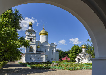Вид из арки на Православный монастырский Борисоглебский храм с золотыми куполами в Дмитрове - Sadoff