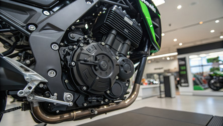 Детали двигателя Kawasaki Ninja ZX, представленные в выставочном зале. Генеративный искусственный интеллект - RomanZ