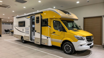 Ярко-желтый и белый автодом Winnebago Byron демонстрирует современный дизайн с использованием генеративного искусственного интеллекта - RomanZ