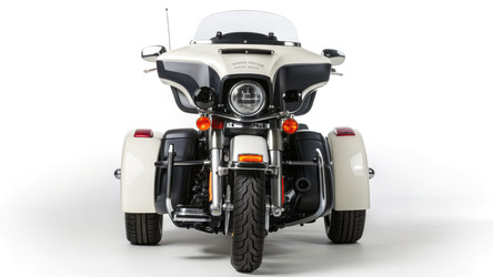 Мотоцикл Tri Glide полицейской версии в стандартном масштабе. Генеративный ИИ - RomanZ