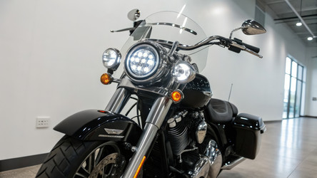 Мотоцикл Road King представлен на выставке в ярких огнях. Генеративный искусственный интеллект - RomanZ