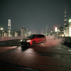Volkswagen Golf устраивает эффектный занос ночью в городе. Генеративный ИИ - RomanZ