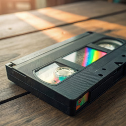 Видеокассета VHS с яркими цветовыми переходами и световыми бликами. Генеративный ИИ - RomanZ