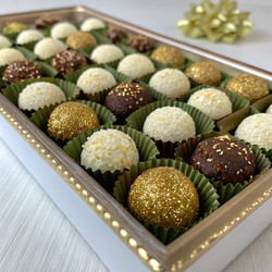 Вкусные изысканные бригадейро на декоративном подносе (генеративный искусственный интеллект) - RomanZ