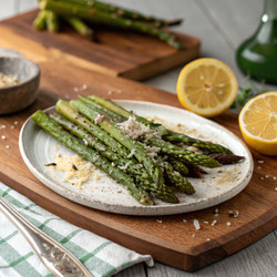 Идеально запеченная спаржа с лимоном и сыром на тарелке. Генеративный искусственный интеллект - RomanZ