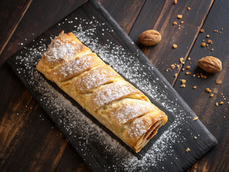 Вкусный штрудель из золотистых яблок с посыпкой из сахарной пудры (генеративный ИИ) - RomanZ