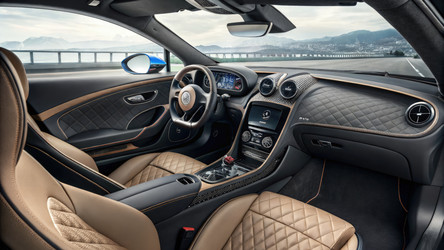 Роскошный салон автомобиля с элегантным дизайном и просторной компоновкой. Генеративный искусственный интеллект - RomanZ