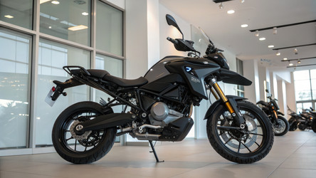 Мотоцикл BMW G GS в черном цвете представлен в выставочном зале. Генеративный искусственный интеллект - RomanZ