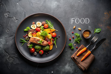 Вкусное блюдо на черной тарелке с разноцветными овощами. Генеративный искусственный интеллект - RomanZ