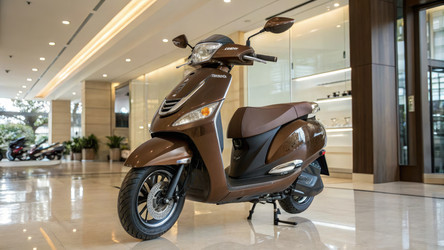Изображение электроскутера Honda Activa в высоком разрешении в выставочном зале. Генеративный искусственный интеллект - RomanZ