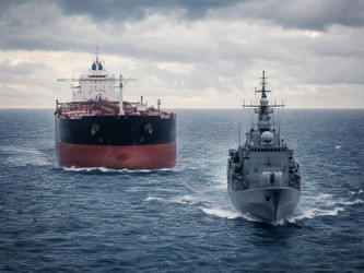 Охрана нефтяного танкера военным кораблем в море - qvazzimota