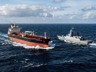 Охрана нефтяного танкера боевым кораблем в море - qvazzimota