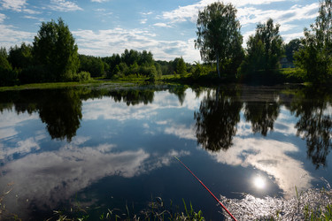Облака отражаются в воде лесного озера летним днем - kostya6969
