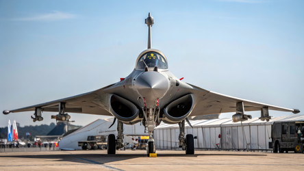 Реактивный самолет Dassault Rafale представлен на авиашоу «Под ясным небом» с использованием генеративного искусственного интеллекта - RomanZ