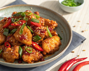 Крупный план блюда Ayam Saus (тайское блюдо с яркими добавками), созданного с помощью генеративного искусственного интеллекта - RomanZ