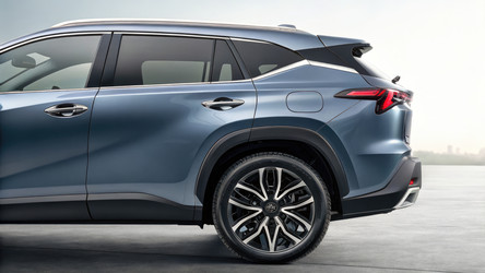Кроссовер Toyota запечатлен в элегантном боковом профиле с помощью генеративного искусственного интеллекта - RomanZ