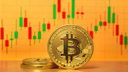 Крупный план блестящей золотой монеты Биткоин на фоне торговой площадки, созданный с помощью генеративного ИИ - RomanZ