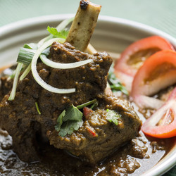Нежное мясное блюдо с насыщенным вкусом и свежими гарнирами. Генеративный искусственный интеллект - RomanZ