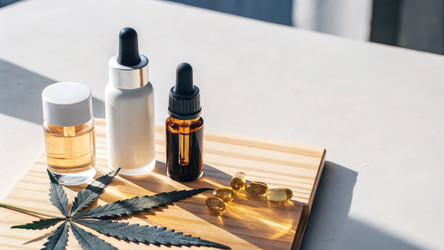 Продукция CBD, представленная на деревянной поверхности с помощью искусственного интеллекта, генерирующего солнечный свет - RomanZ