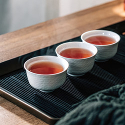 Изящные фарфоровые чашки, наполненные ароматным чаем, на деревянном подносе. Генеративный искусственный интеллект - RomanZ